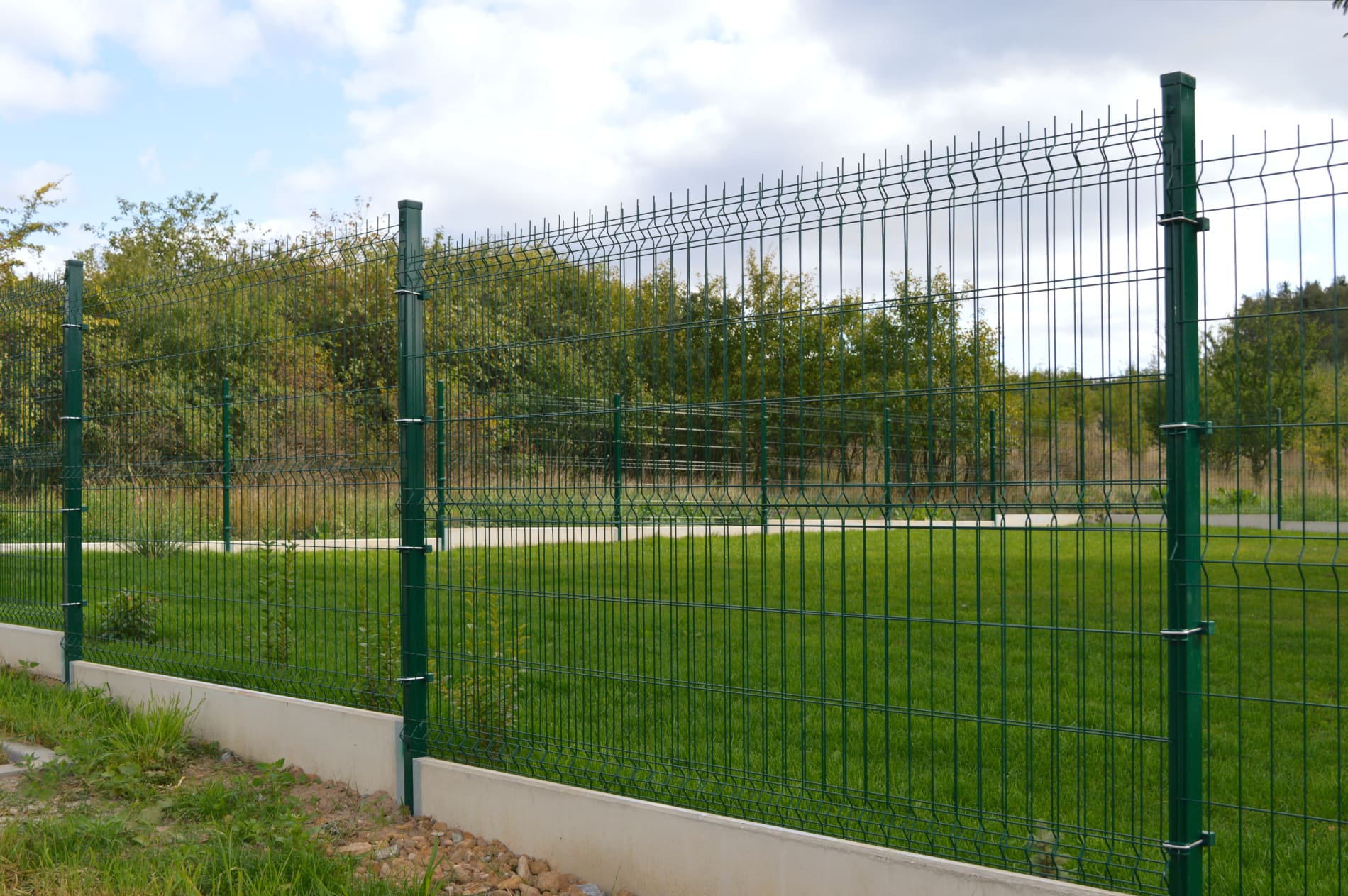 Pletiva Dobrý - Chotíkov - montáž 3D plotových panelů s podhrabovými deskami 3D zelený plotový panel